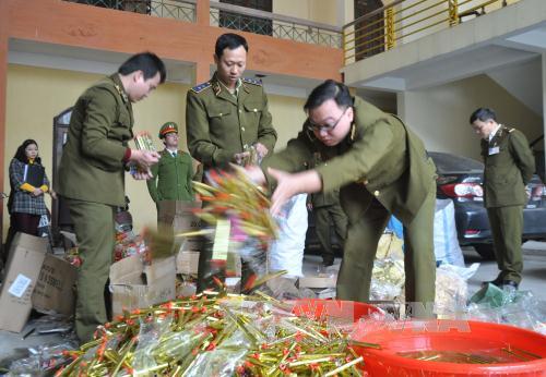 Yên Bái tiêu hủy hàng ngàn bao thuốc lá nhập lậu ảnh 1
